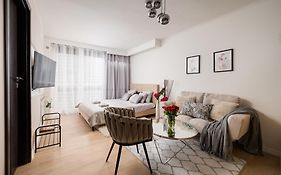 Belapart 2-Bedroom Downtown Apartament, 1 Km To Central Station, Metro, Netflix, Air-Conditioning
